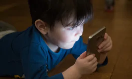 bimbo con telefono