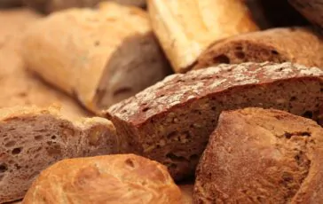 Pane e frutta sono gli alimenti più "sprecati" in Italia