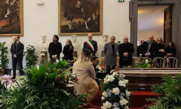 Apre oggi alle 10:30 la camera ardente di Maurizio Costanzo allestita in Campidoglio. Lunedì 27 i funerali solenni del giornalista.