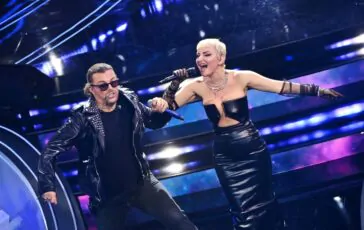 La clamorosa proposta di Grignani ad Arisa durante l'esibizione a Sanremo