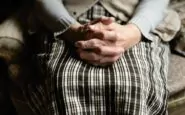 Nipote filma i maltrattamenti sui nonni