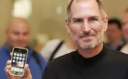 Steve Jobs con il primo esemplare del suo iPhone del 2007