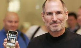 Steve Jobs con il primo esemplare del suo iPhone del 2007