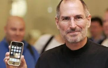 Steve Jobs con il primo esemplare del suo iPhone del 2007