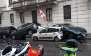 Una Jaguar si è scontrata con una Ford in zona Chinatown a Milano: nell’incidente, due persone sono rimaste ferite.
