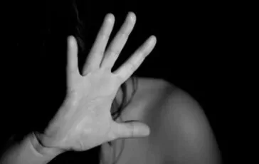 "Droga e stupra la moglie con l'aiuto di sconosciuti: Dominique Pélicot e la rete di violentatori