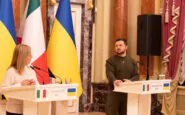 Nel corso della conferenza stampa organizzata a Kiev, Volodymyr Zelensky ha gelato Giorgia Meloni scagliandosi contro Silvio Berlusconi.