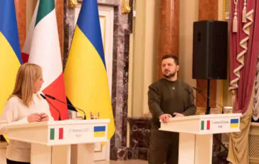 Nel corso della conferenza stampa organizzata a Kiev, Volodymyr Zelensky ha gelato Giorgia Meloni scagliandosi contro Silvio Berlusconi.