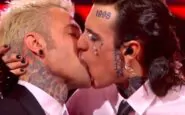 Il bacio sul palco dell’Ariston tra Rosa Chemical e Fedez non è reato: la Procura di Imperia archivia l’esposto presentato contro gli artisti.