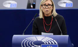 Stefania Zambelli (Lega) è indagata insieme a quattro suoi assistenti per truffa all’Ue: quali sono le accuse della magistratura europea.