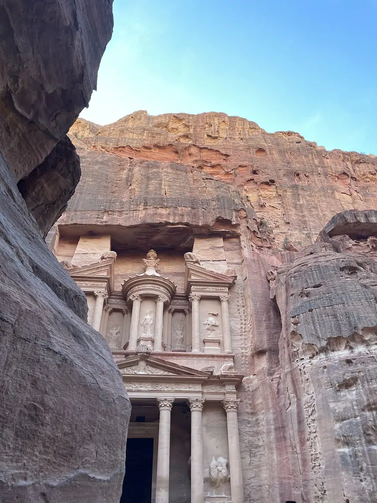 a petra sono stati catalogati oltre 800 monumenti dei quali 500 sono tombe