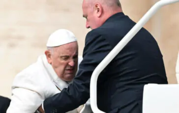 papa francesco ospedale affaticato