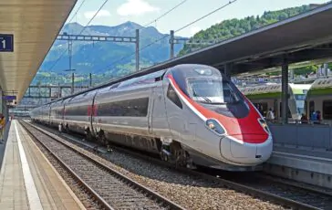 milano passeggero devasta treno