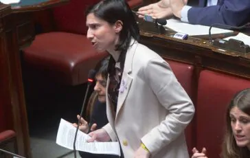 Elly Schlein interpella Giorgia Meloni