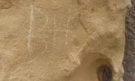 Le lettere "graffiate" ed incise sul monumento maltese
