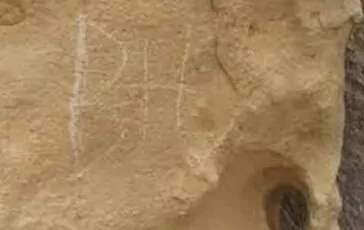Le lettere "graffiate" ed incise sul monumento maltese
