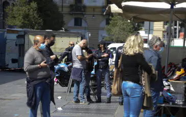 Incendio al mercato: è panico a Civitavecchia