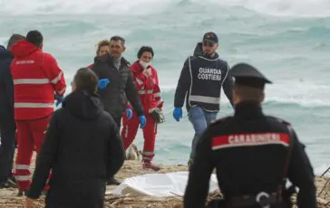 Soccorritori all'opera a Cutro