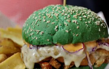 Un hamburger preparato con percentuali di farina di grillo
