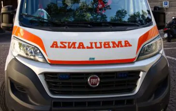 Feriti tre giovani da un'auto fuori strada