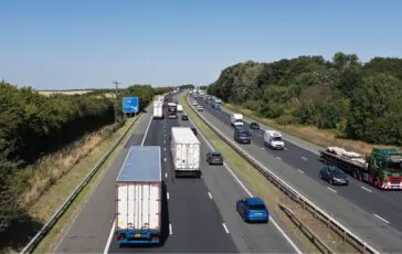 Incidente stradale a Campi Bisenzio: auto 'vola' dal guardrail