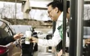 Laxman Narasimhan, nuovo Ceo di Starbucks, a lavoro nei locali: ecco tutti i dettagli