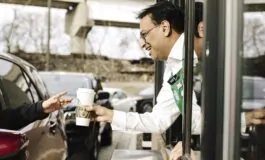 Laxman Narasimhan, nuovo Ceo di Starbucks, a lavoro nei locali: ecco tutti i dettagli