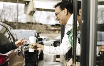 Laxman Narasimhan, nuovo Ceo di Starbucks, a lavoro nei locali: ecco tutti i dettagli
