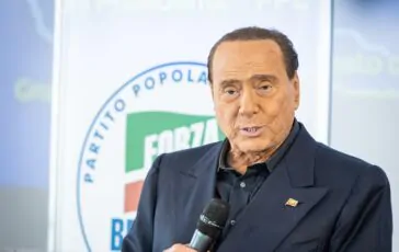 Silvio Berlusconi dimesso dall'ospedale