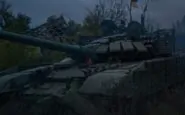 Un tank ucraino con corazzatura anteriore dinamica