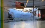Una impressionante immagine dell'interno del Miller Mall invaso dalla neve