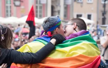 Roccella frena i sindaci sui figli di coppie Lgbt: "C’è una sentenza della Cassazione, la rispettino"