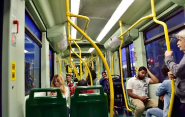 Roma, caos sul tram 2: uomo rifiuta di spegnere la sigaretta e spruzza spray al peperoncino