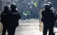 Scontri durissimi fra polizia e manifestanti: altri 50 feriti in Francia