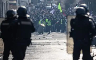 Scontri durissimi fra polizia e manifestanti: altri 50 feriti in Francia