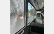 Litiga con la compagna sull'autobus e rompe il vetro del finestrino