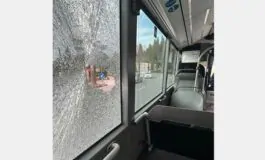 Litiga con la compagna sull'autobus e rompe il vetro del finestrino