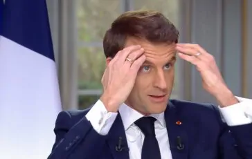 Emmanuel Macron durante la sua comparsa in televisione