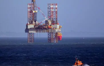 La Poole Bay con l'impianto terminale dell'oleodotto sullo sfondo