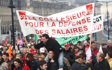 Manifestanti non violenti a Parigi