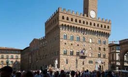 Firenze, Palazzo Vecchio imbrattato: perquisite le case dei due attivisti di Ultima Generazione
