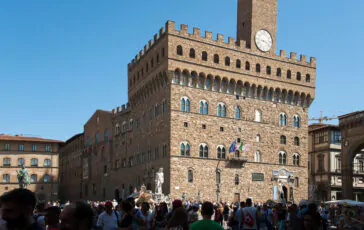 Firenze, Palazzo Vecchio imbrattato: perquisite le case dei due attivisti di Ultima Generazione