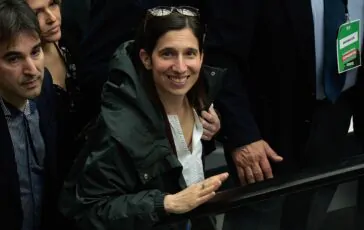 Elly Schlein alla prima "vip" di Veltroni nasconde l'auto blu