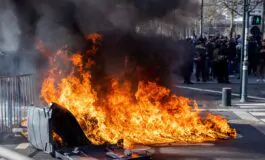 I roghi appiccati e Rennes durante le proteste