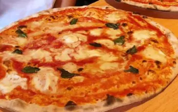 La parte bruciacchiata della pizza non fa affatto male