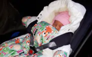 Scorda neonata in auto, nonna accusata di omicidio