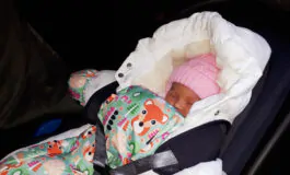 Scorda neonata in auto, nonna accusata di omicidio