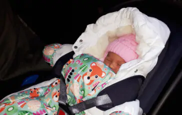 Scorda neonata in auto, nonna accusata di omicidio