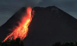 Il vulcano Merapi in piena attività (foto d'archivio)