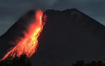 Il vulcano Merapi in piena attività (foto d'archivio)